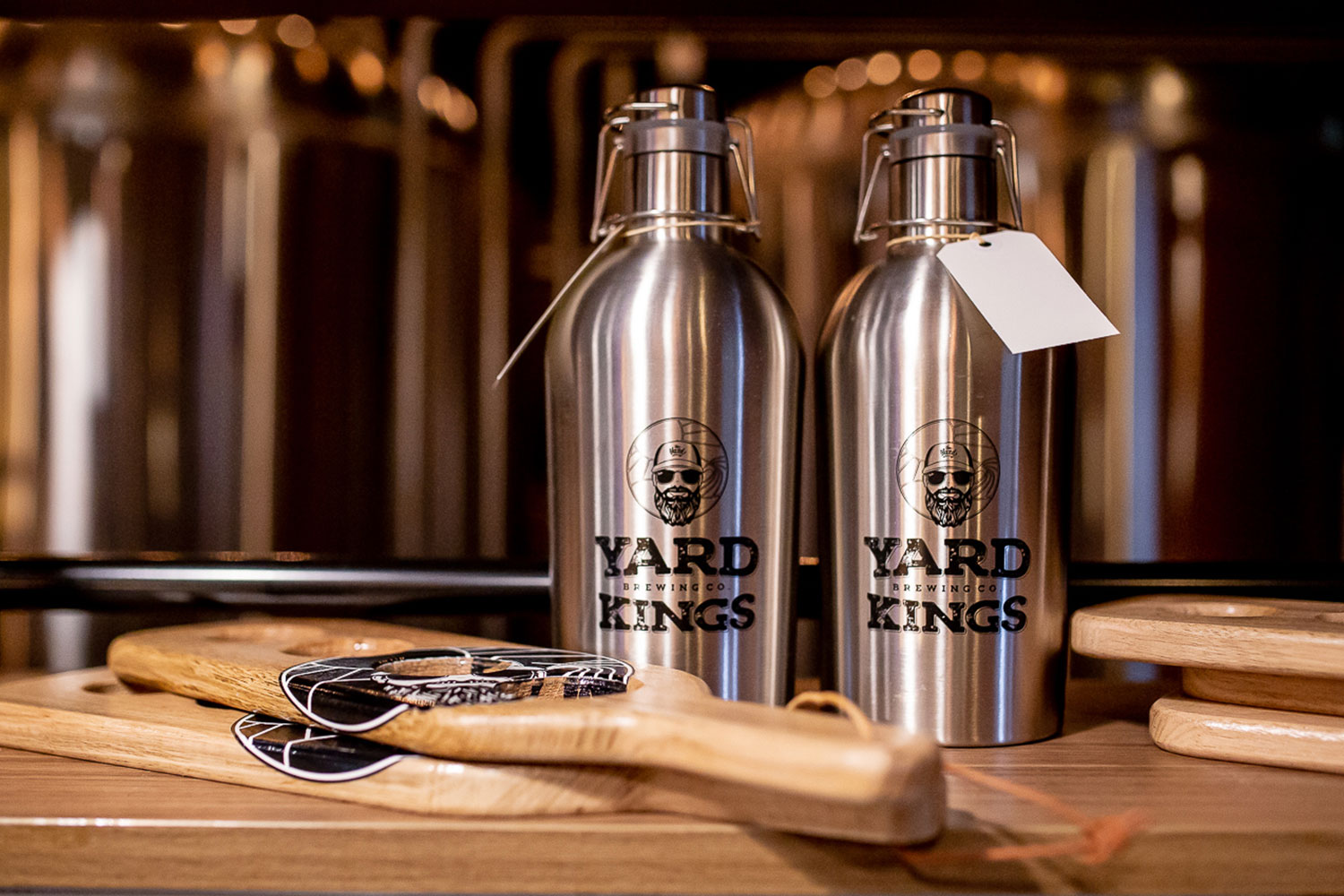 Tasting paddle and takeaway beer vessel growler